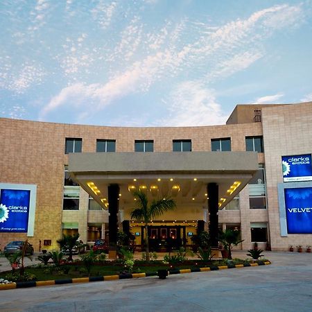 Velvet Clarks Exotica Hotel Zirakpur Екстериор снимка