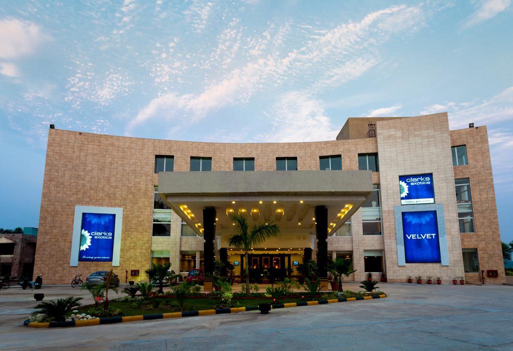 Velvet Clarks Exotica Hotel Zirakpur Екстериор снимка