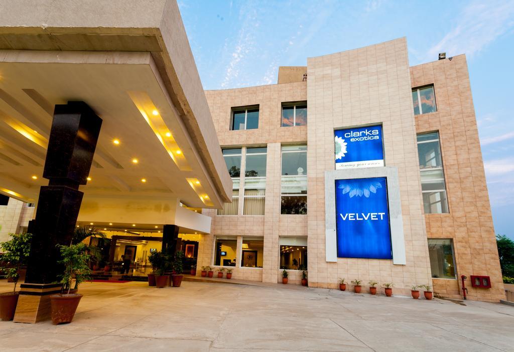 Velvet Clarks Exotica Hotel Zirakpur Екстериор снимка