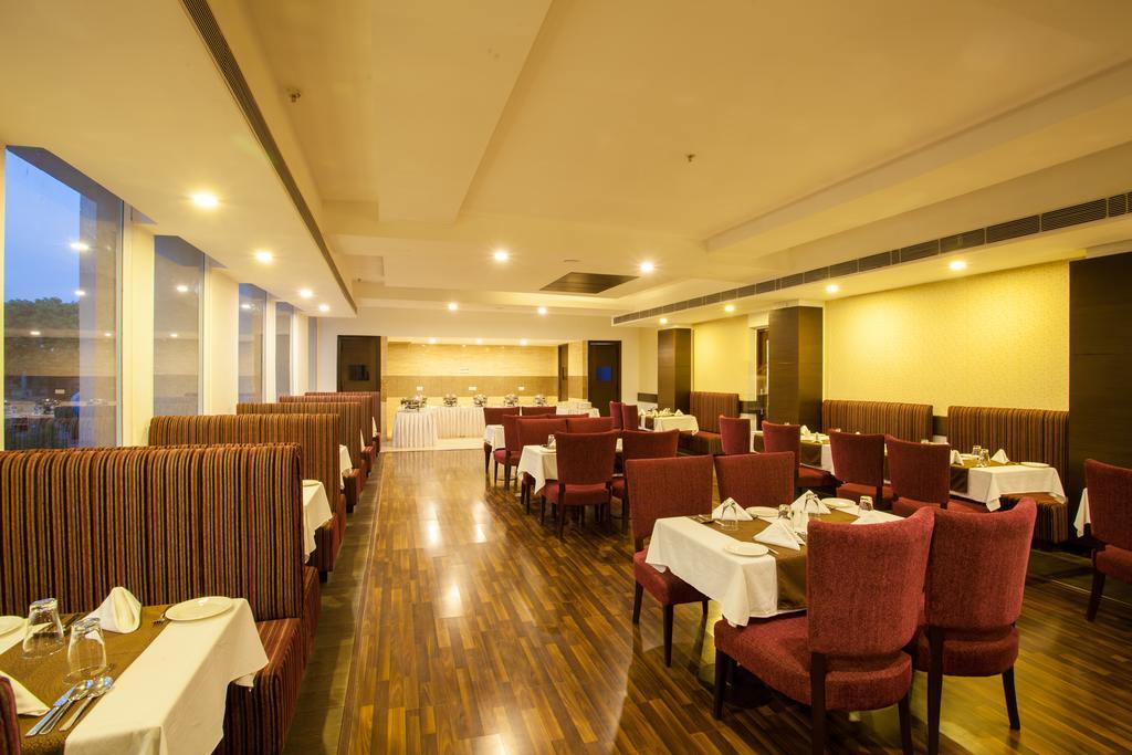 Velvet Clarks Exotica Hotel Zirakpur Екстериор снимка