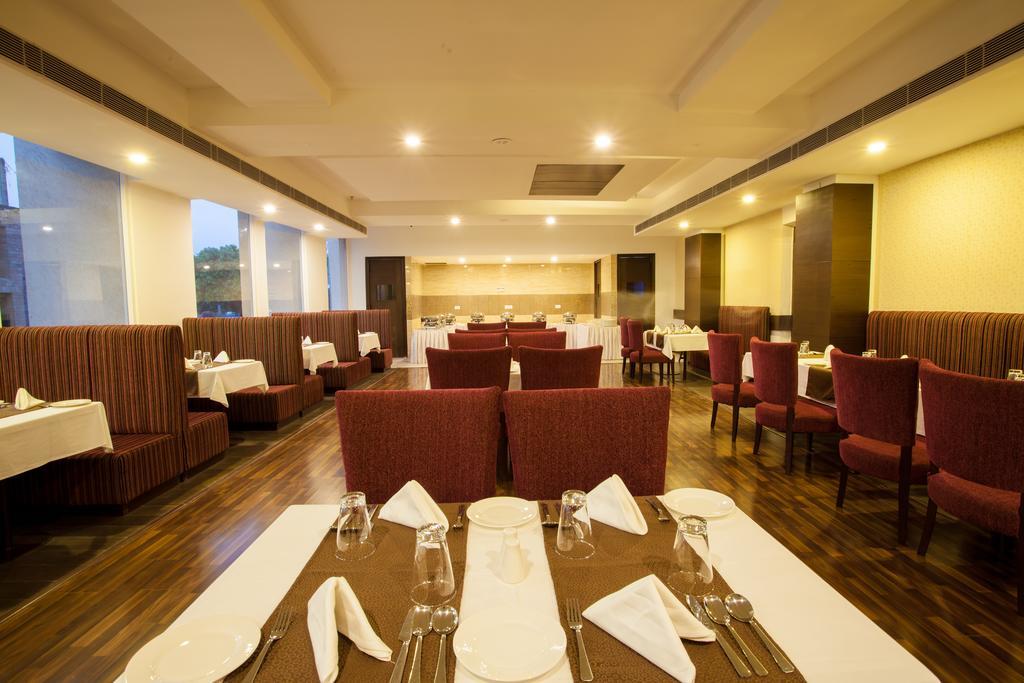 Velvet Clarks Exotica Hotel Zirakpur Екстериор снимка