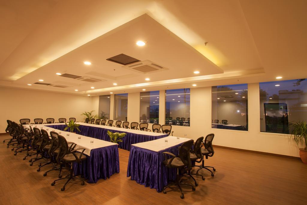 Velvet Clarks Exotica Hotel Zirakpur Екстериор снимка