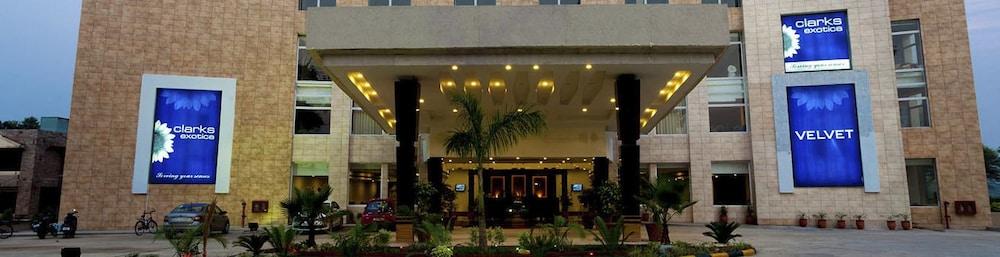 Velvet Clarks Exotica Hotel Zirakpur Екстериор снимка
