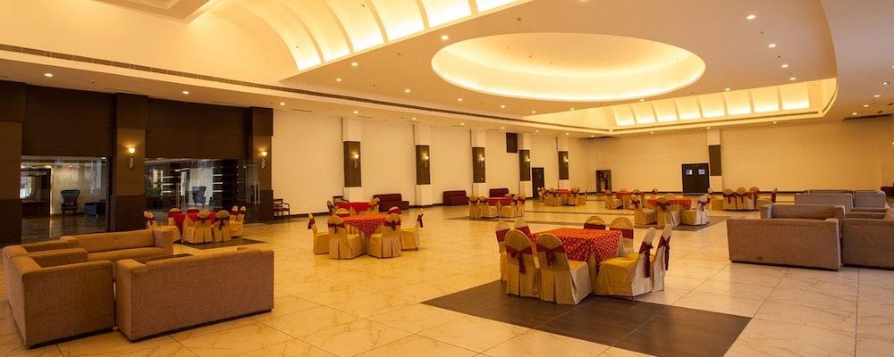 Velvet Clarks Exotica Hotel Zirakpur Екстериор снимка