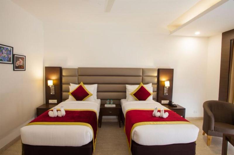 Velvet Clarks Exotica Hotel Zirakpur Екстериор снимка
