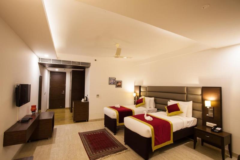 Velvet Clarks Exotica Hotel Zirakpur Екстериор снимка