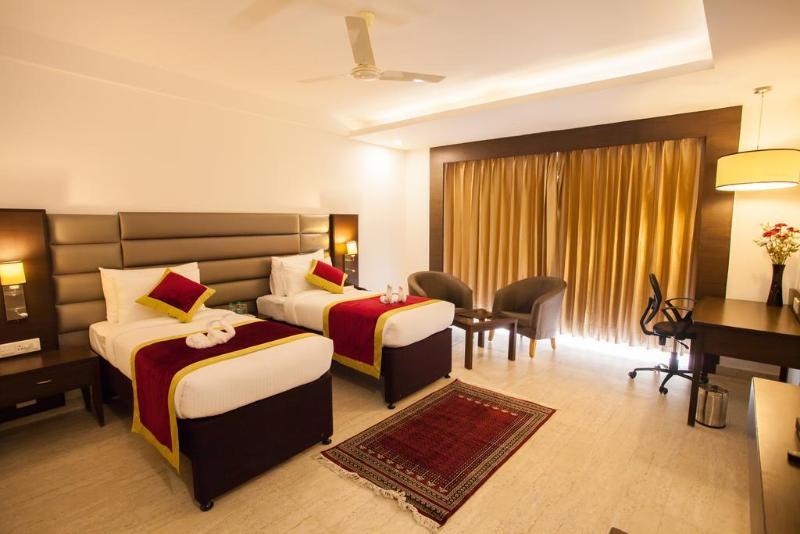 Velvet Clarks Exotica Hotel Zirakpur Екстериор снимка