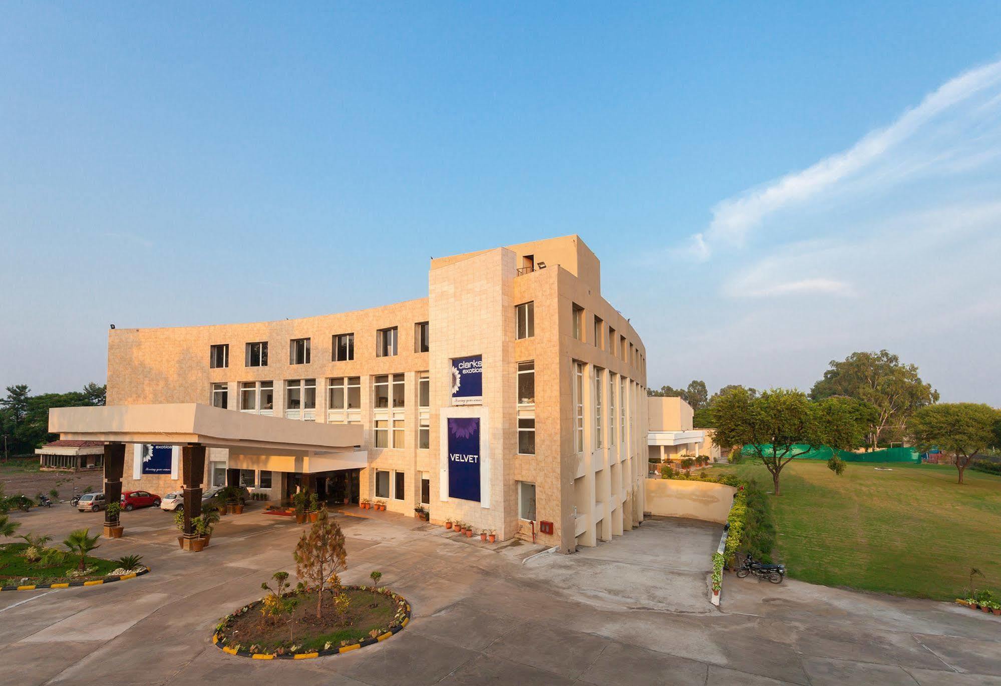 Velvet Clarks Exotica Hotel Zirakpur Екстериор снимка