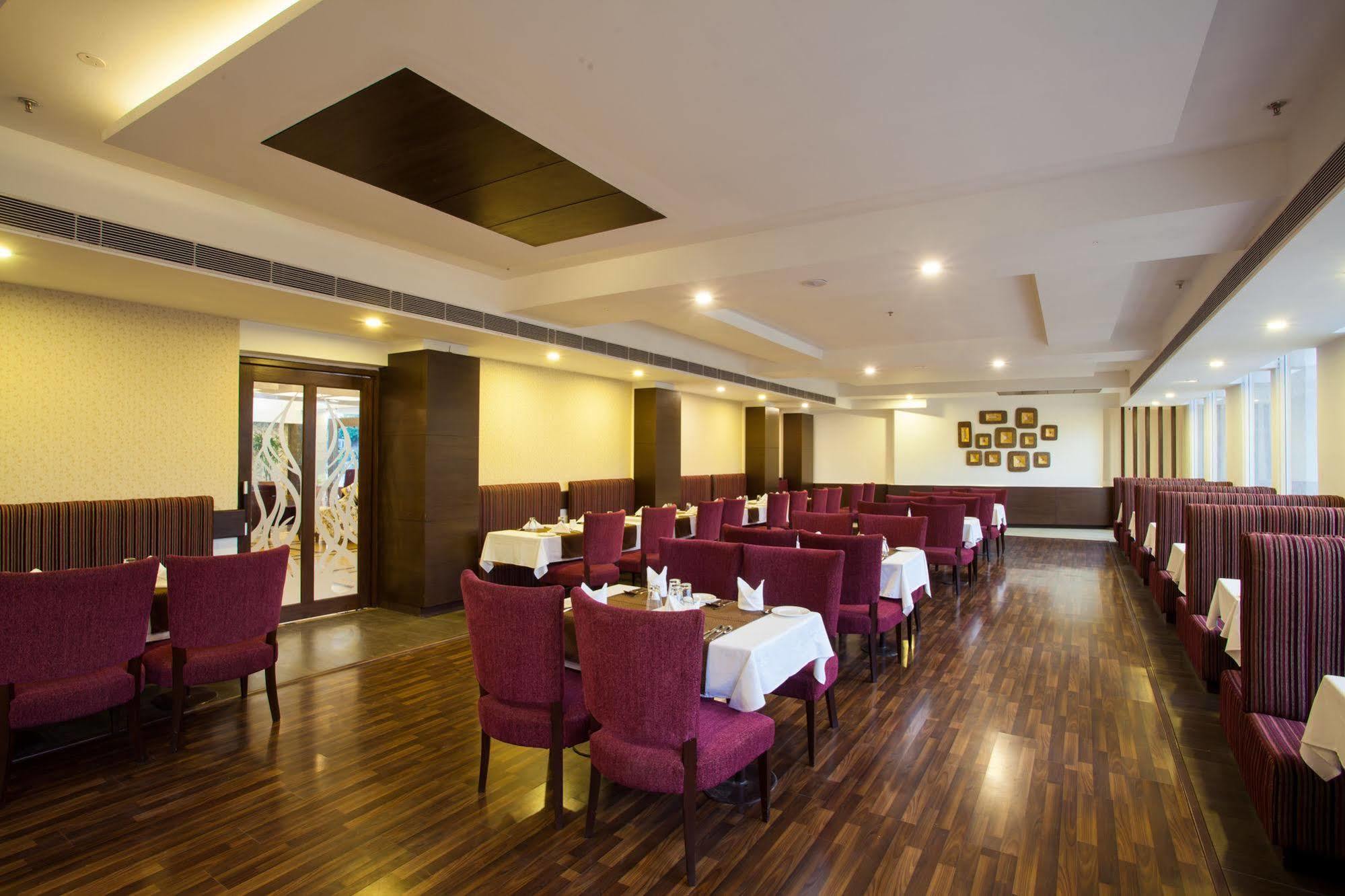 Velvet Clarks Exotica Hotel Zirakpur Екстериор снимка