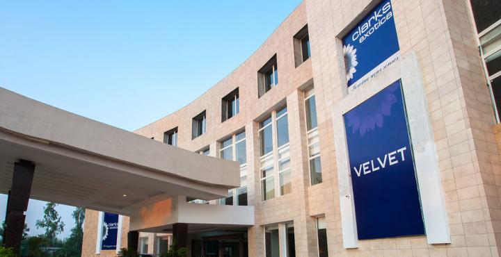 Velvet Clarks Exotica Hotel Zirakpur Екстериор снимка