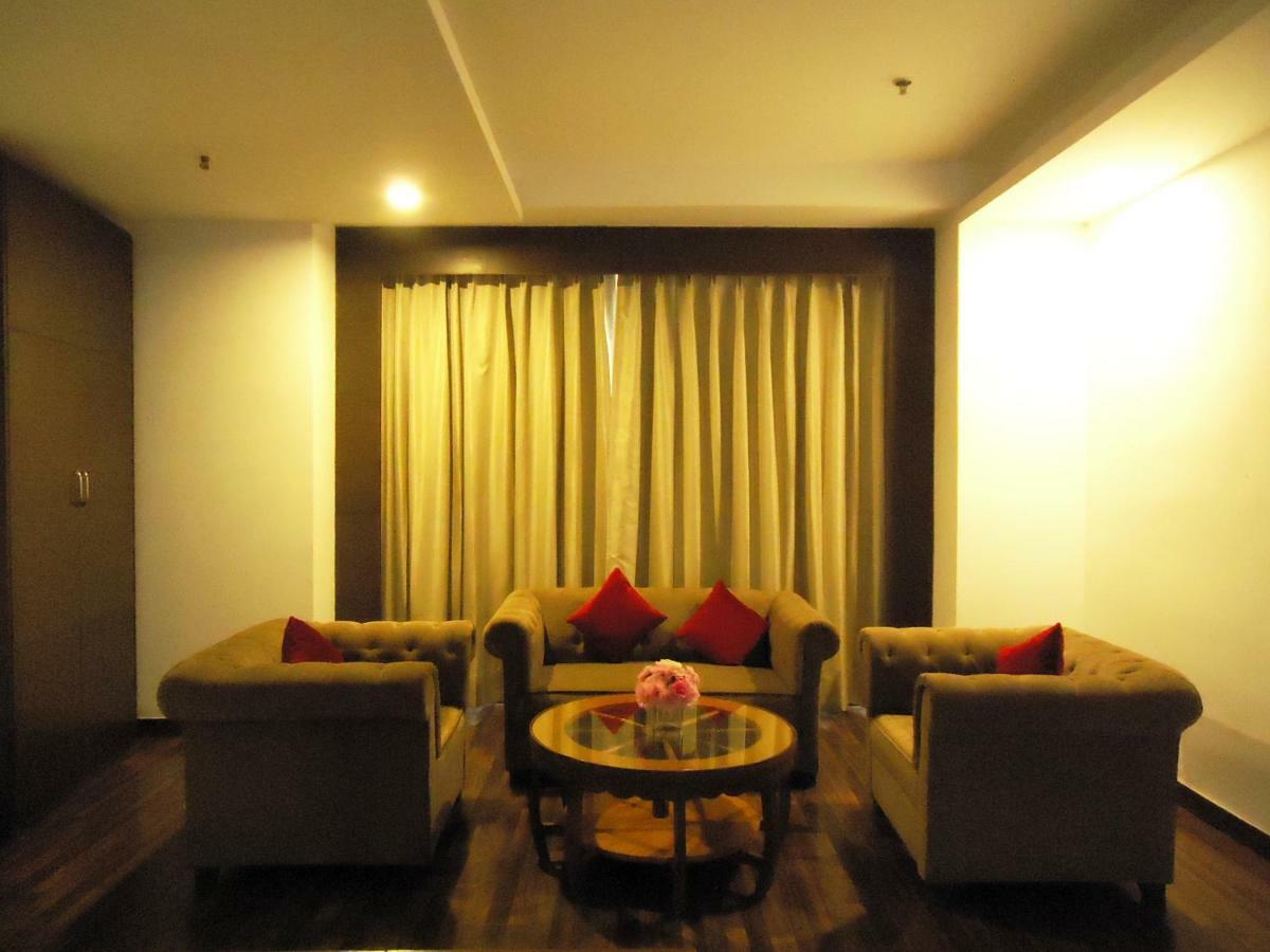 Velvet Clarks Exotica Hotel Zirakpur Екстериор снимка